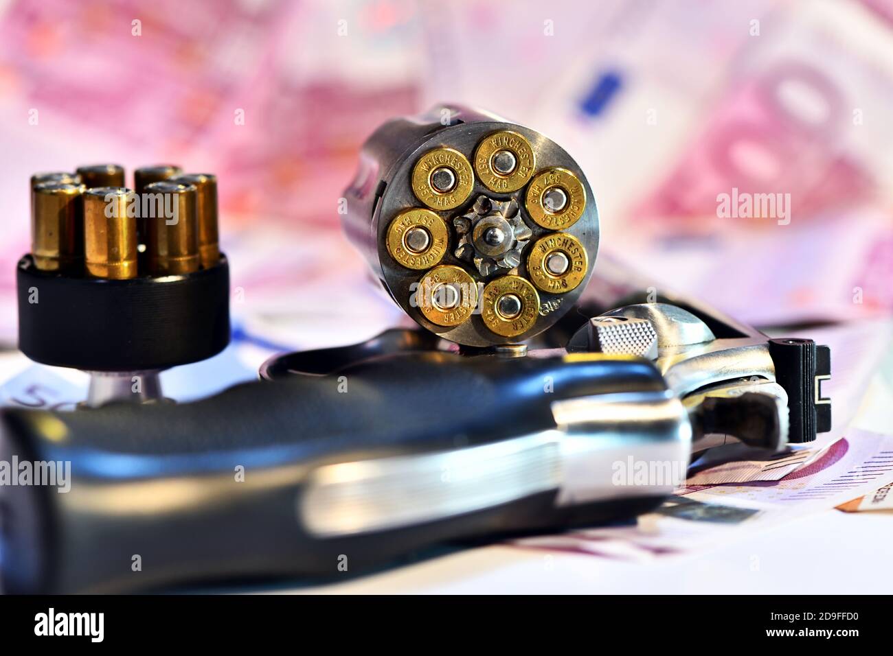 Revolver Smith e Wesson 357 Magnum auf dem Hintergrund von Euro-Banknoten. Konzept von Raub, schmutzigem Geld, Kriminalität Stockfoto