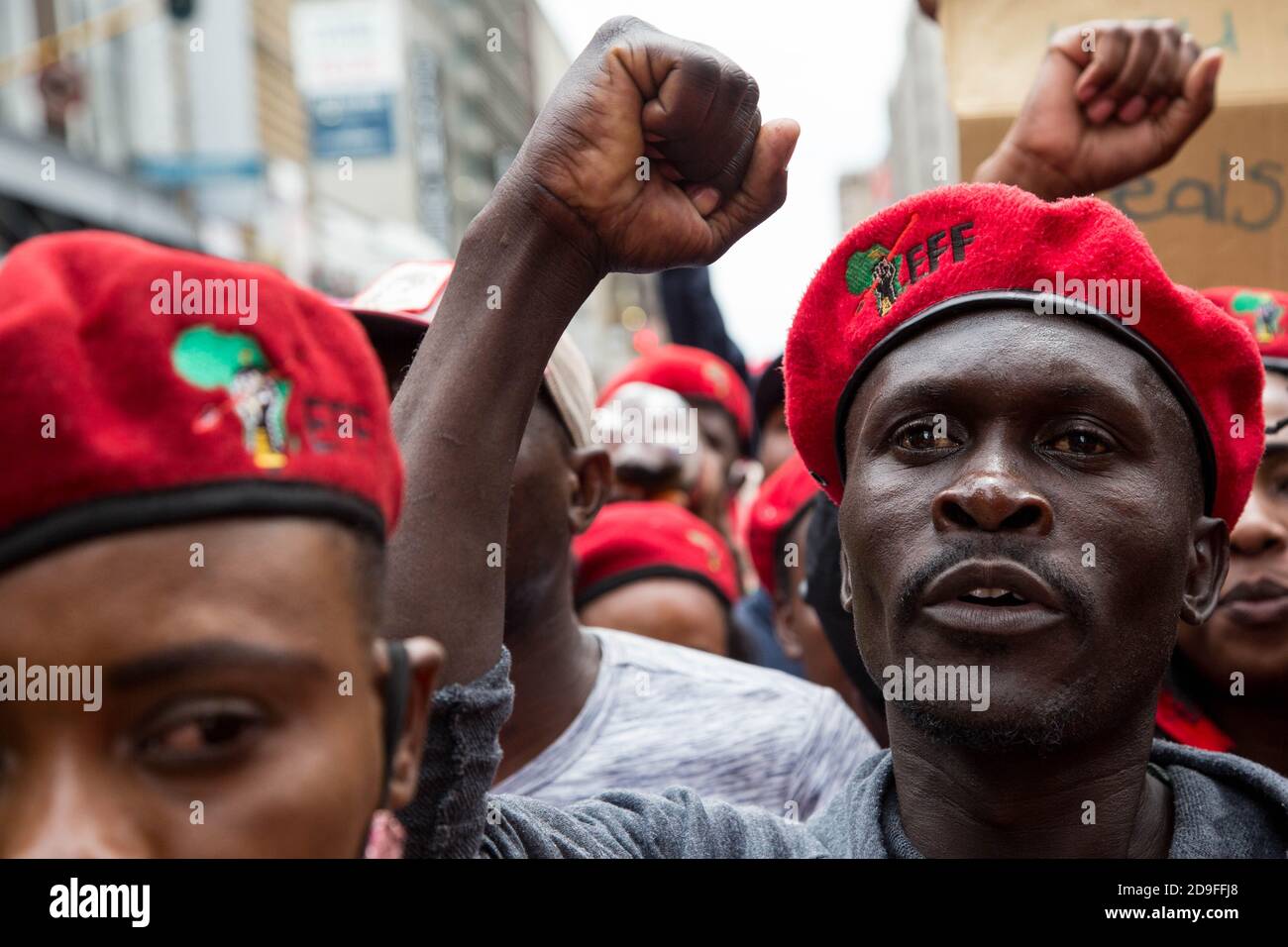 Ein Protestler, der während der Demonstration Gesten macht.Mitglieder von Economic Freedom Fighters (EFF) nehmen an einem arbeitsmarsch zum Arbeitsministerium und ZU DEN BÜROS VON SASSA Teil, der Arbeitgeber anvisiert, die ihre Arbeitnehmer nicht gemäß den Forderungen des COVID-19 Zeitarbeitgeber-Arbeitnehmer-Hilfsprogramms (TERS) bezahlt haben. Stockfoto