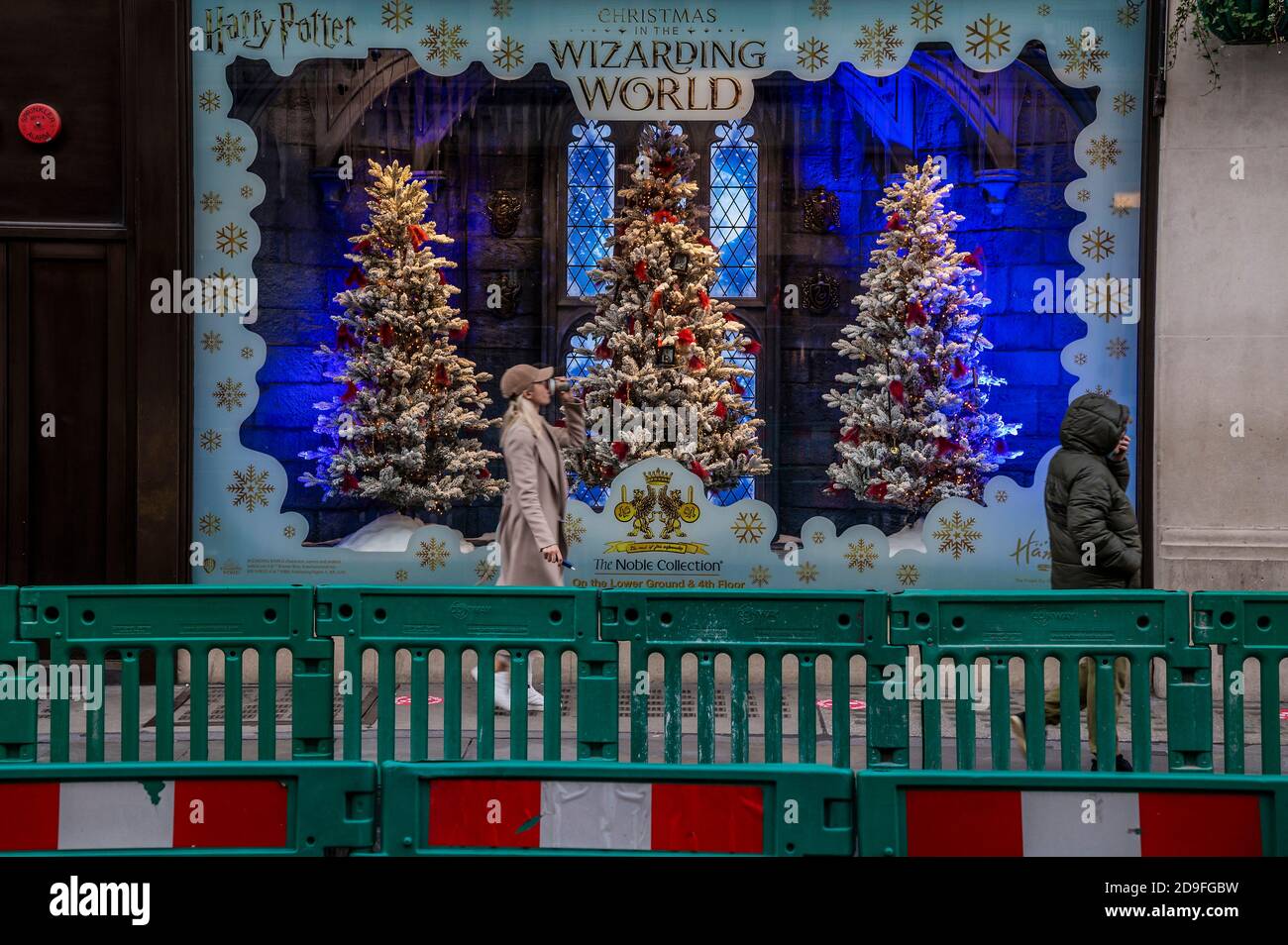 London, Großbritannien. November 2020. Hamleys Weihnachtsfenster mit einem harry Potter Thema. Ein paar Leute sind immer noch in der Oxford Street, trotz der neuen Sperre, die heute in Kraft getreten ist. Kredit: Guy Bell/Alamy Live Nachrichten Stockfoto