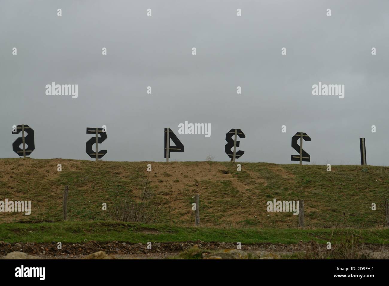Zahlen in einem Gewehrbereich. Zielnummern zur Identifizierung der Zielanzahl. 1 bis 6 inklusive. Stockfoto