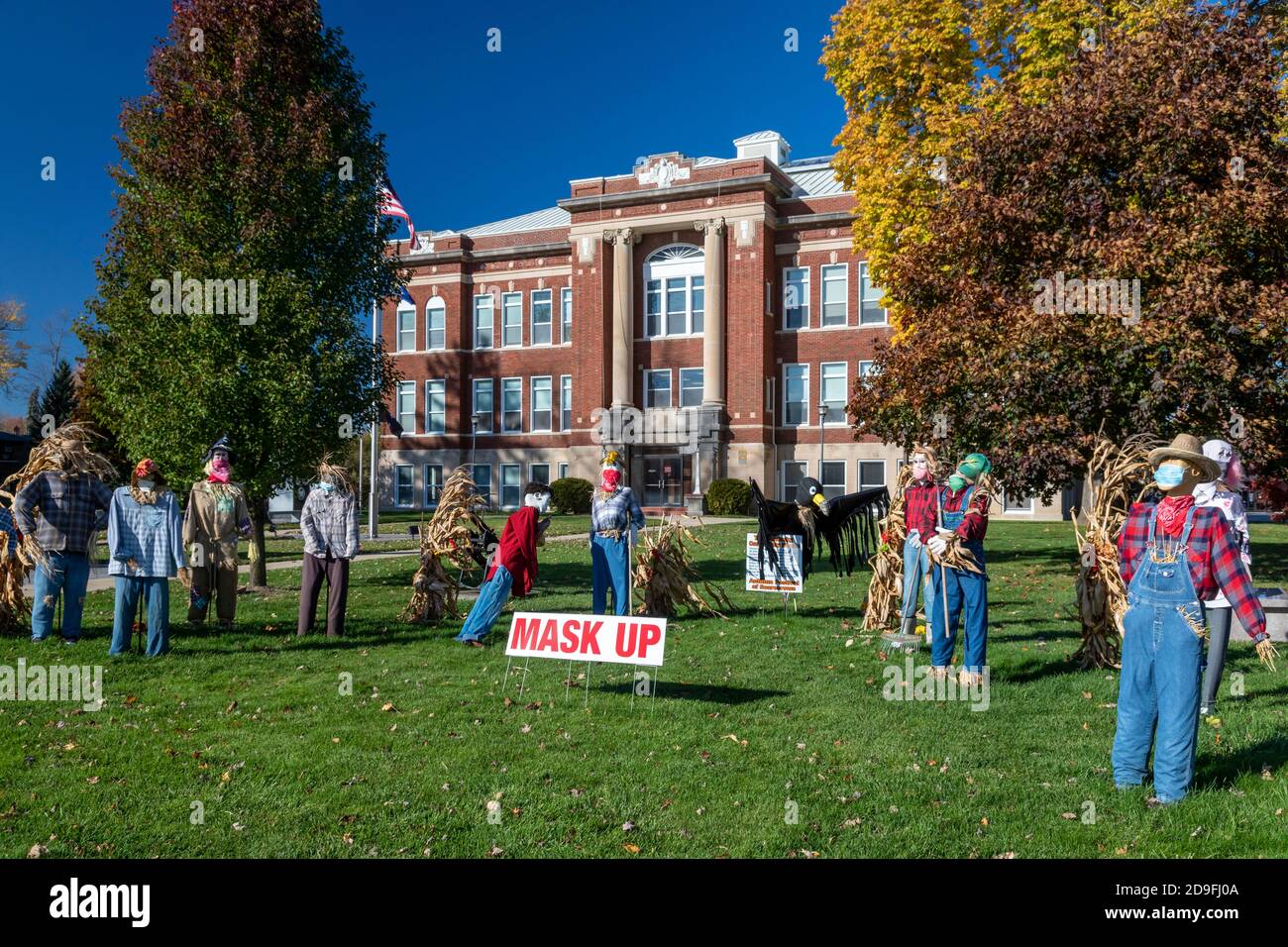 Sandusky, Michigan - Vogelscheuchen mit Masken während der Coronavirus-Pandemie. Stockfoto