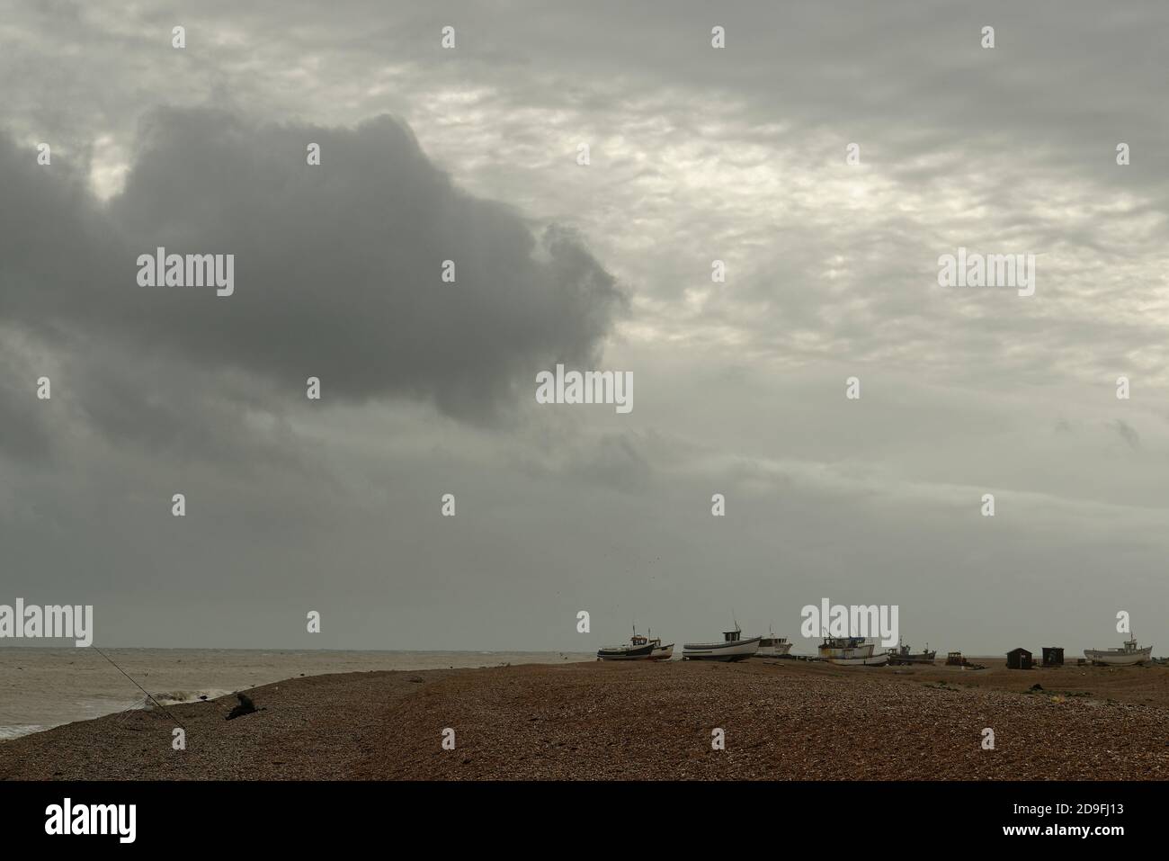 Eine düstere windgepeitschte Szene des Dungeness Beach in Kent, Großbritannien Stockfoto