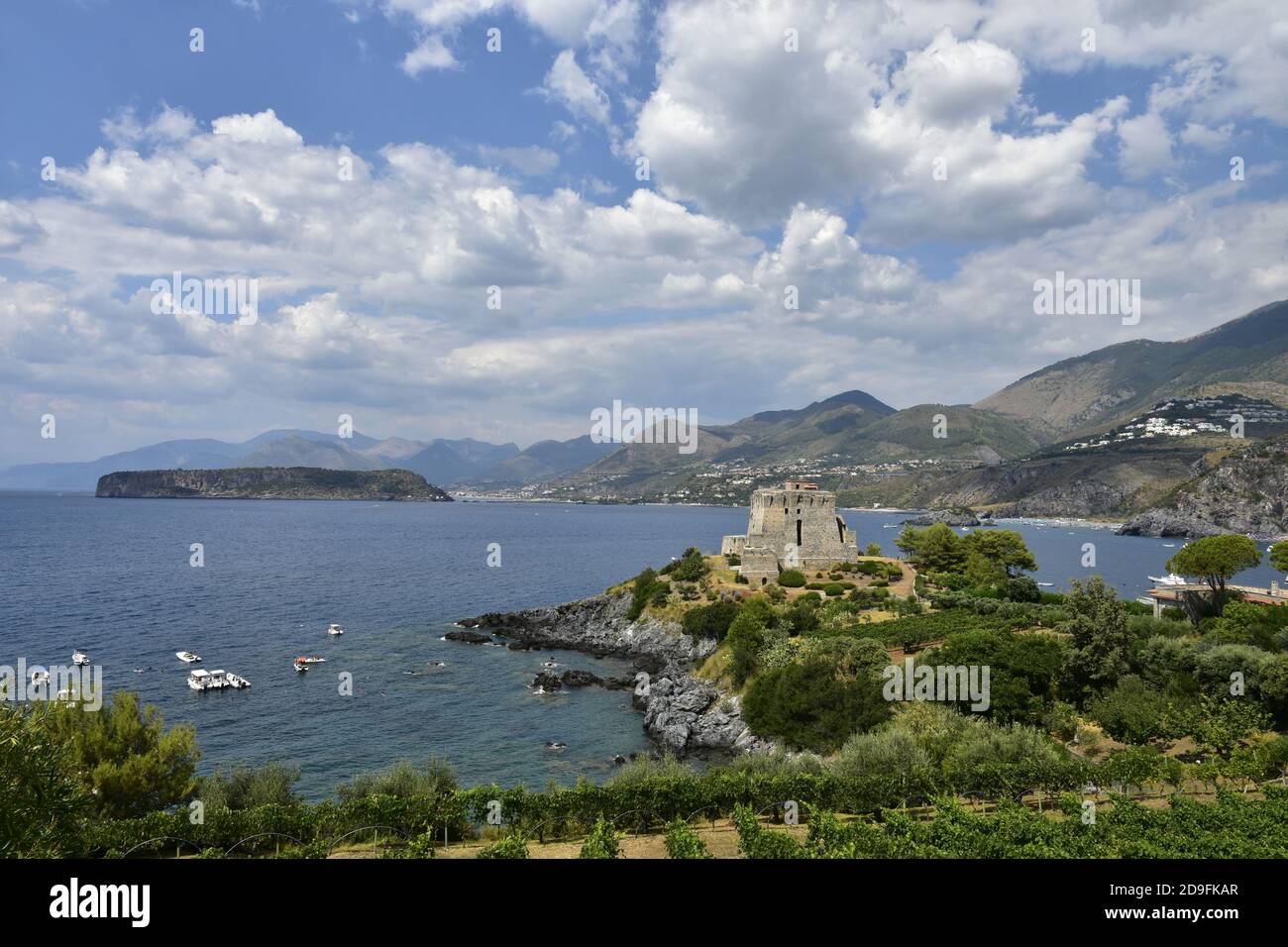 Panoramablick auf die Küste Kalabriens in San Nicola Arcella, Italien. Stockfoto