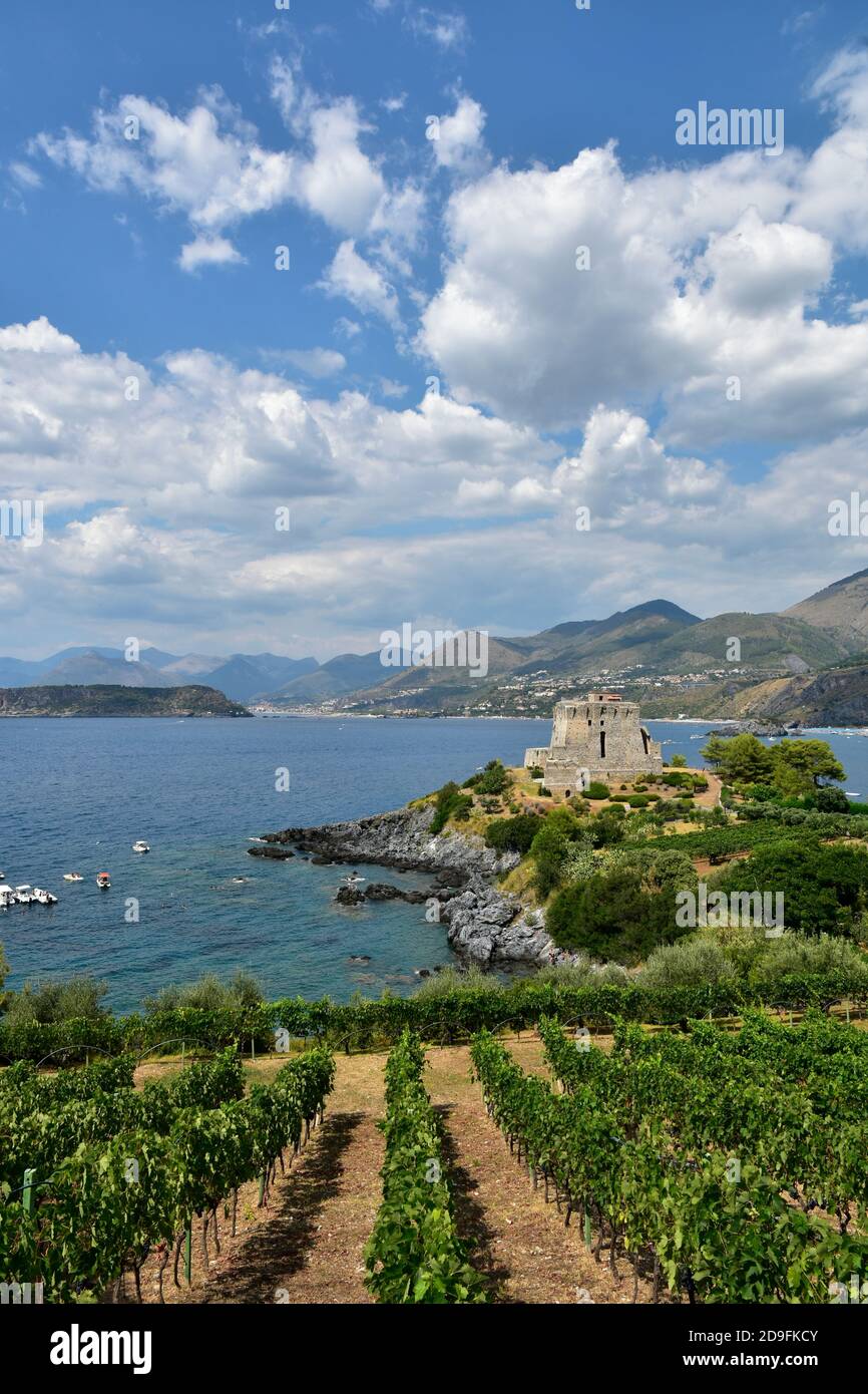 Panoramablick auf die Küste Kalabriens in San Nicola Arcella, Italien. Stockfoto