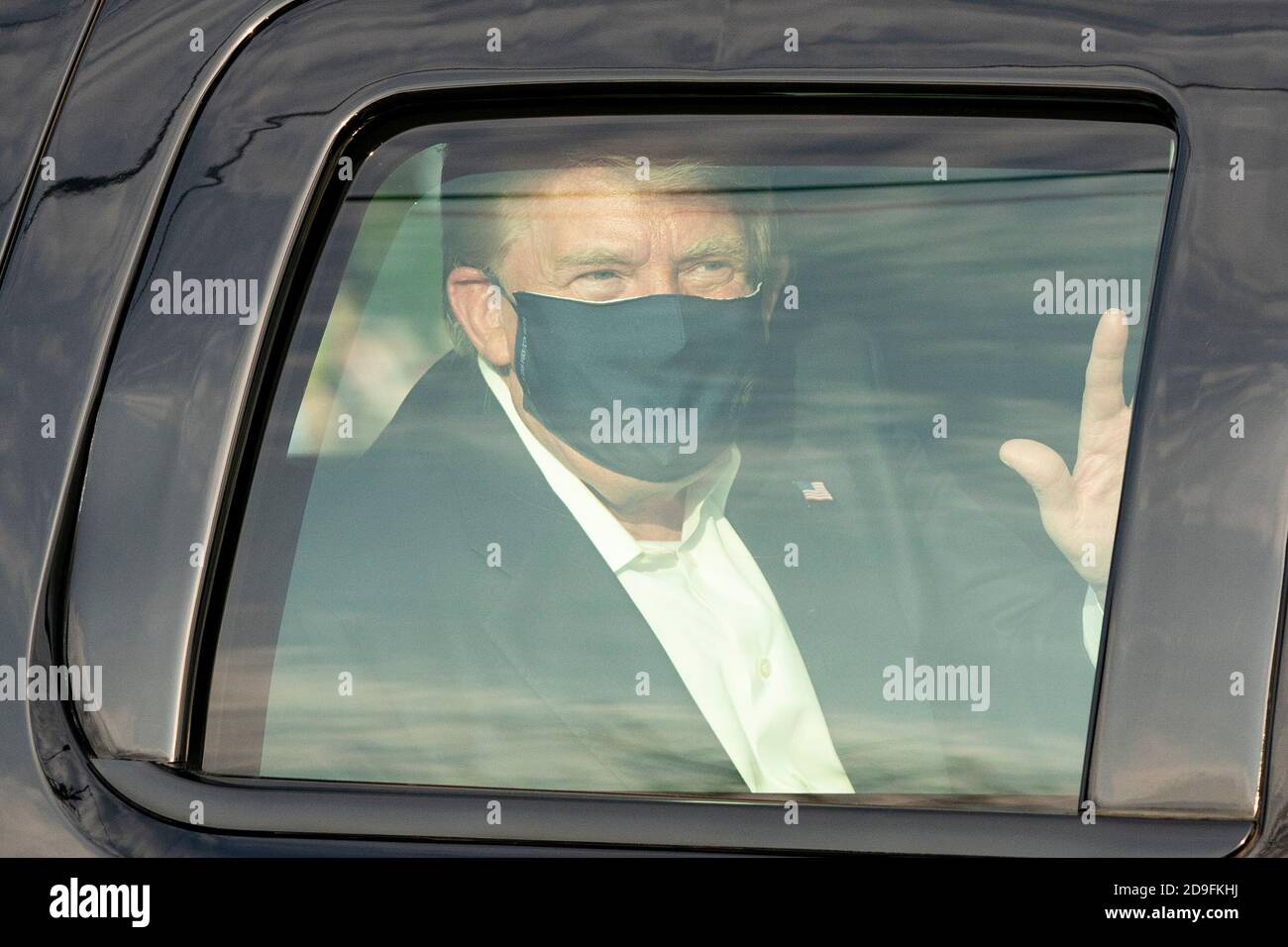 Bethesda, Maryland, USA. Okt. 2020. US-Präsident Donald Trump begrüßt Unterstützer von A, als sie sich am 4. Oktober 2020 vor dem Walter Reed Medical Center in Bethesda, Maryland, versammelten. - US-Präsident Donald Trump hat sich "weiter verbessert", als er wegen Covid-19 behandelt wird, sagten seine Ärzte am 4. Oktober 2020, dass er bereits am 5. Oktober 2020 entlassen werden könnte. Sein medizinisches Team sagte, dass seine Sauerstoffwerte in den letzten Tagen zweimal kurz gesunken waren und er mit Steroiden behandelt wird, aber sie gaben eine optimistische Einschätzung der Gesundheit und der Aussichten des 74-jährigen Präsidenten. Stockfoto