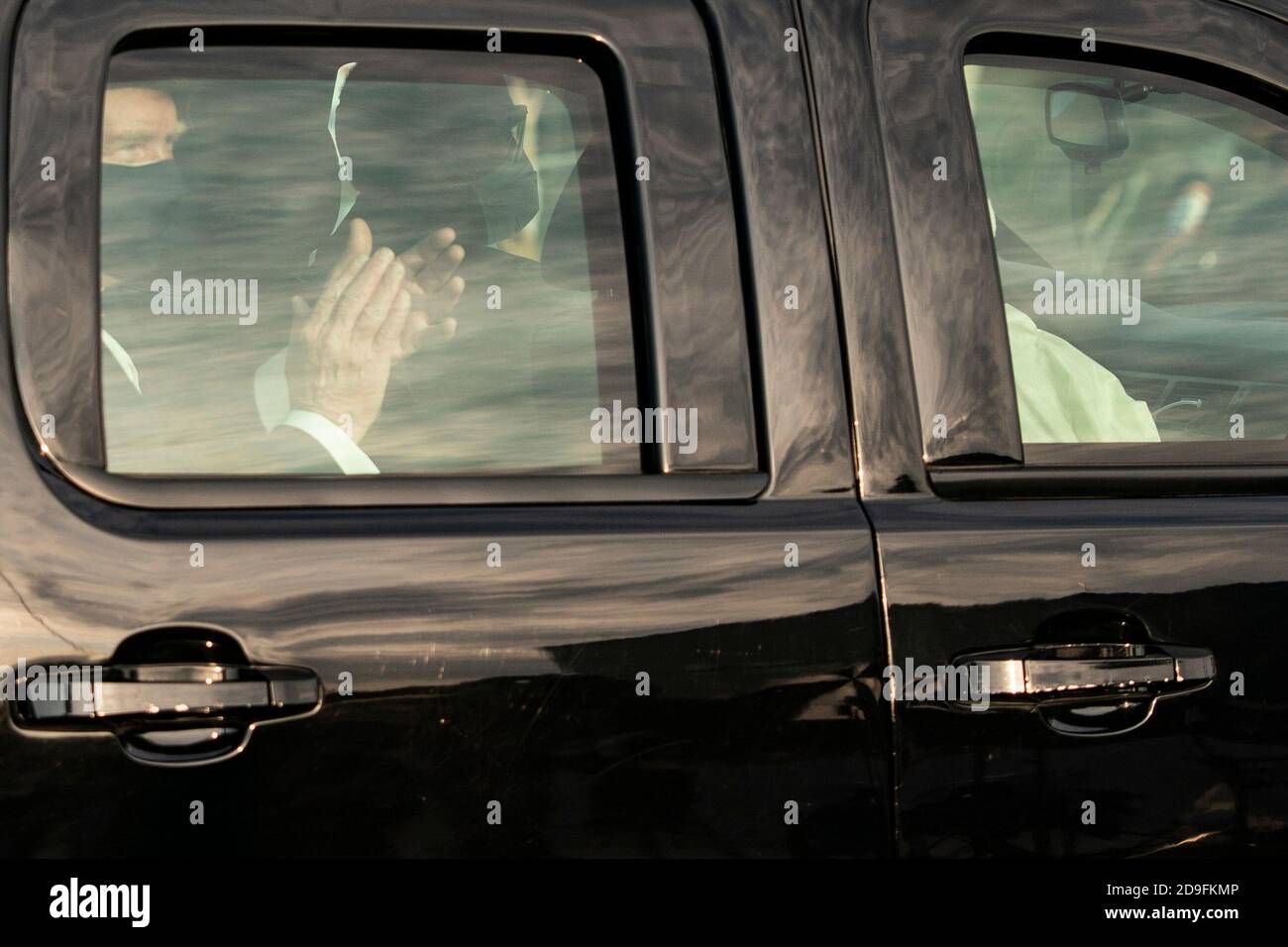 Bethesda, Maryland, USA. Okt. 2020. US-Präsident Donald Trump begrüßt Unterstützer von A, als sie sich am 4. Oktober 2020 vor dem Walter Reed Medical Center in Bethesda, Maryland, versammelten. - US-Präsident Donald Trump hat sich "weiter verbessert", als er wegen Covid-19 behandelt wird, sagten seine Ärzte am 4. Oktober 2020, dass er bereits am 5. Oktober 2020 entlassen werden könnte. Sein medizinisches Team sagte, dass seine Sauerstoffwerte in den letzten Tagen zweimal kurz gesunken waren und er mit Steroiden behandelt wird, aber sie gaben eine optimistische Einschätzung der Gesundheit und der Aussichten des 74-jährigen Präsidenten. Stockfoto