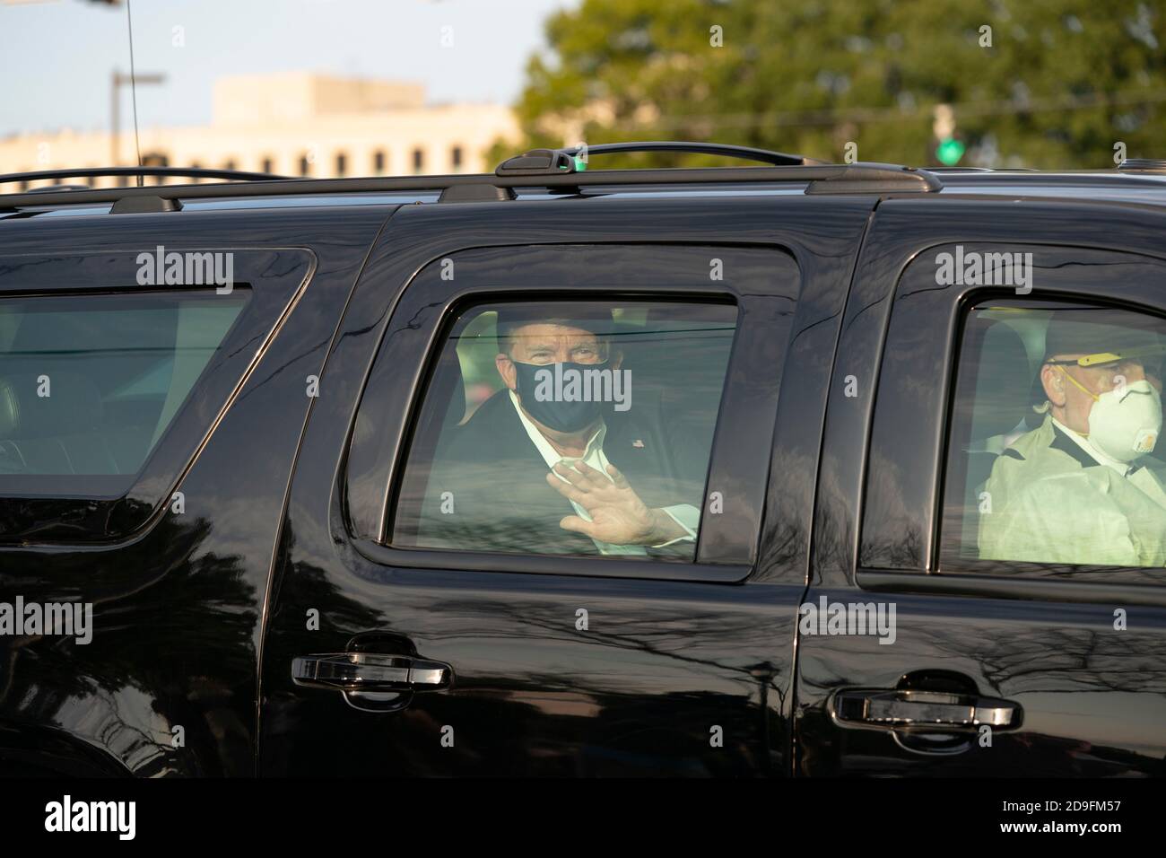 Bethesda, Maryland, USA. Okt. 2020. US-Präsident Donald Trump begrüßt Unterstützer von A, als sie sich am 4. Oktober 2020 vor dem Walter Reed Medical Center in Bethesda, Maryland, versammelten. - US-Präsident Donald Trump hat sich "weiter verbessert", als er wegen Covid-19 behandelt wird, sagten seine Ärzte am 4. Oktober 2020, dass er bereits am 5. Oktober 2020 entlassen werden könnte. Sein medizinisches Team sagte, dass seine Sauerstoffwerte in den letzten Tagen zweimal kurz gesunken waren und er mit Steroiden behandelt wird, aber sie gaben eine optimistische Einschätzung der Gesundheit und der Aussichten des 74-jährigen Präsidenten. Stockfoto