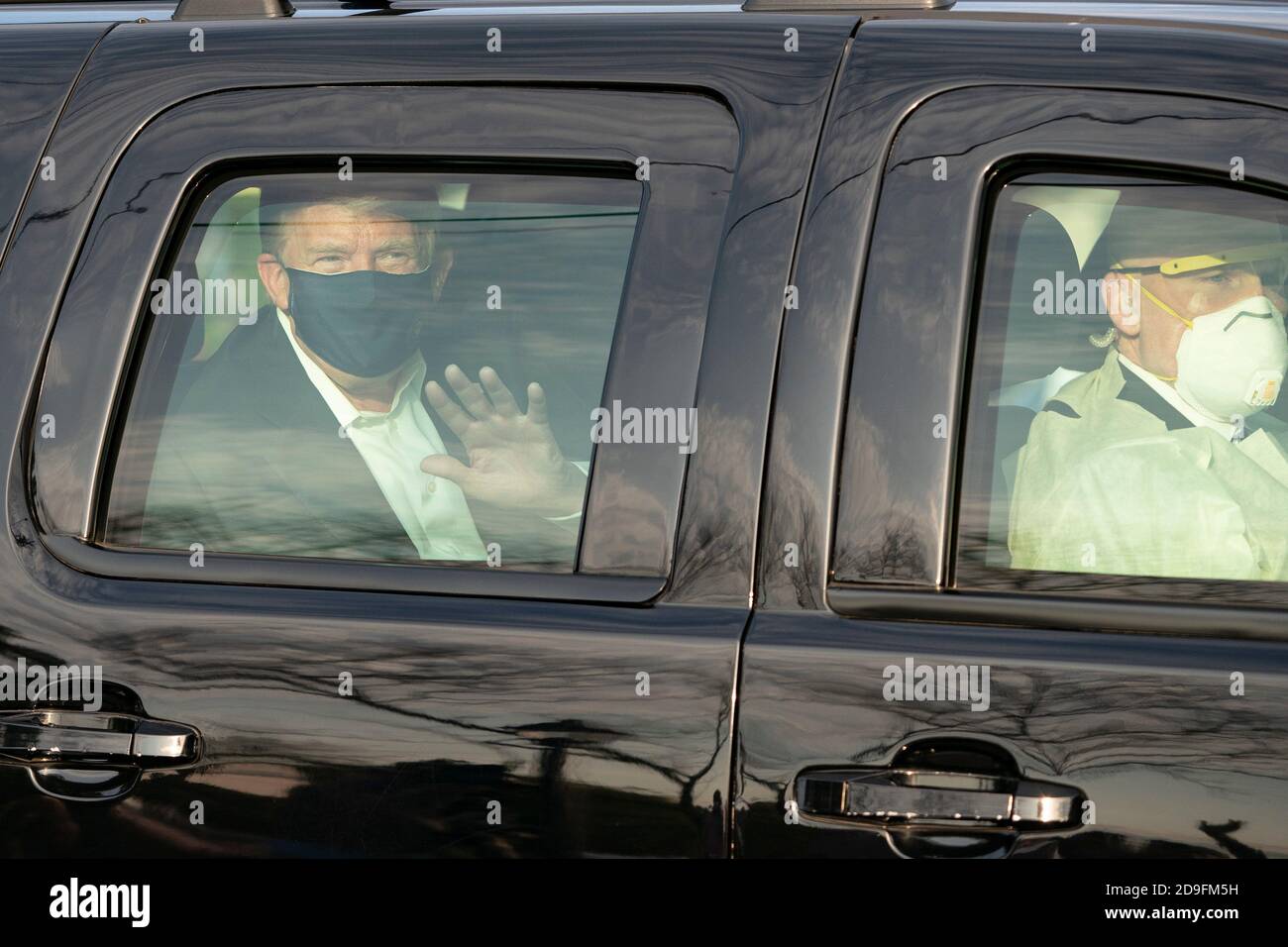 Bethesda, Maryland, USA. Okt. 2020. US-Präsident Donald Trump begrüßt Unterstützer von A, als sie sich am 4. Oktober 2020 vor dem Walter Reed Medical Center in Bethesda, Maryland, versammelten. - US-Präsident Donald Trump hat sich "weiter verbessert", als er wegen Covid-19 behandelt wird, sagten seine Ärzte am 4. Oktober 2020, dass er bereits am 5. Oktober 2020 entlassen werden könnte. Sein medizinisches Team sagte, dass seine Sauerstoffwerte in den letzten Tagen zweimal kurz gesunken waren und er mit Steroiden behandelt wird, aber sie gaben eine optimistische Einschätzung der Gesundheit und der Aussichten des 74-jährigen Präsidenten. Stockfoto