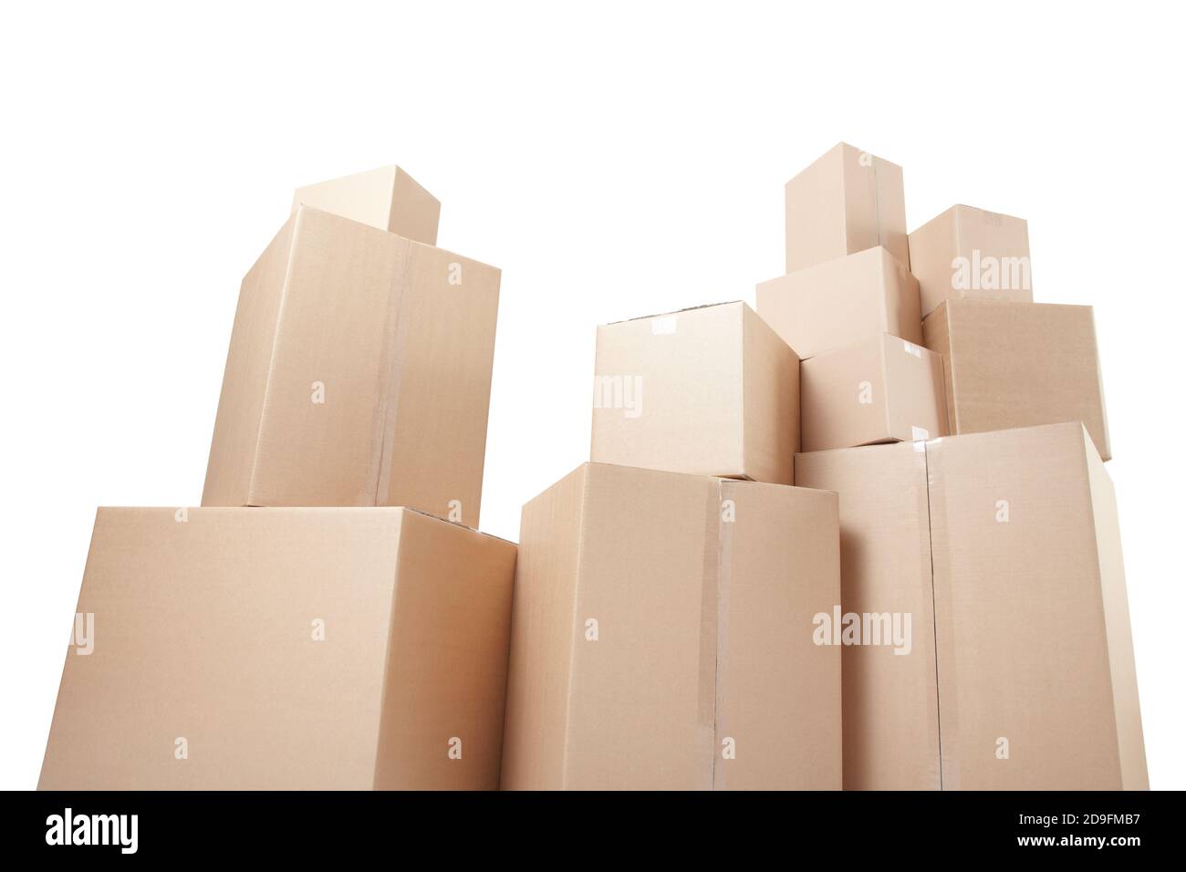 Kartons stapeln, niedrige Ansicht isoliert auf weißem, Beschneidungspfad Stockfoto