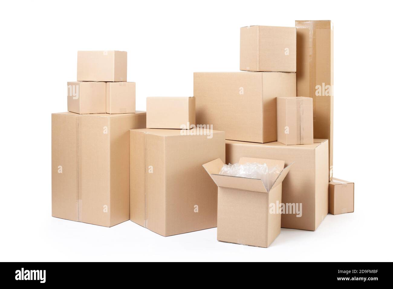 Kartons stapeln isoliert auf weißem, beschneidtem Pfad Stockfoto