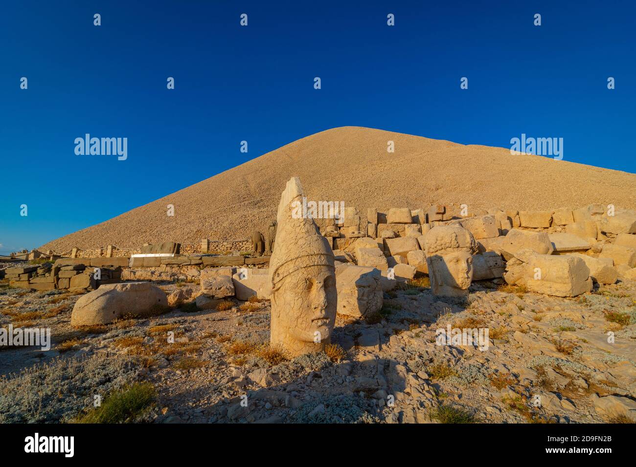 Statuen auf der westlichen Terrasse des Mount Nemrut Stockfoto