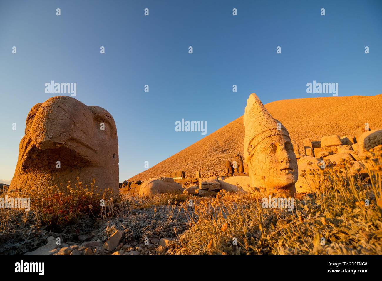 Statuen auf der westlichen Terrasse des Mount Nemrut Stockfoto