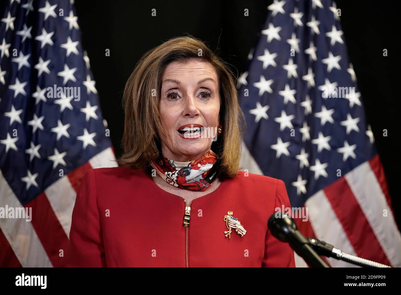 Die Sprecherin des Repräsentantenhauses der Vereinigten Staaten, Nancy Pelosi (Demokratin von Kalifornien), spricht mit Reportern über die Ergebnisse des Wahltages in Rennen für das Repräsentantenhaus, am Dienstag, den 3. November 2020, im Hauptquartier des Demokratischen Nationalkomitees in Washington. Sie wurde bei einem Videoanruf von Rep. Cheri Bustos, D-Ill., Vorsitzende des Wahlausschusses des Demokratischen Kongresses, begleitet. Quelle: J. Scott Applewhite / Pool via CNP/AdMedia Stockfoto