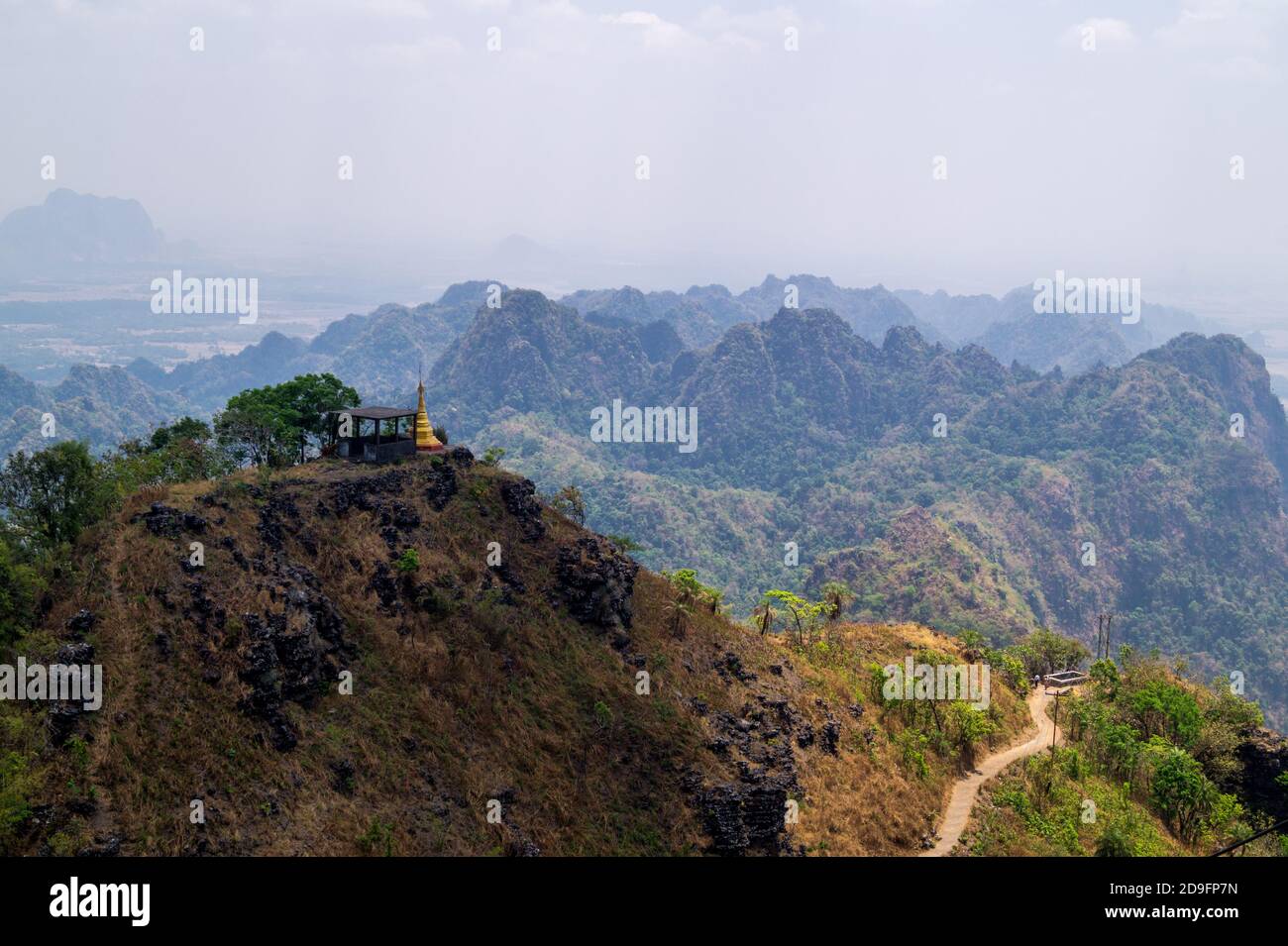 Blick auf eine Bergkette mit goldener Pagode Stockfoto