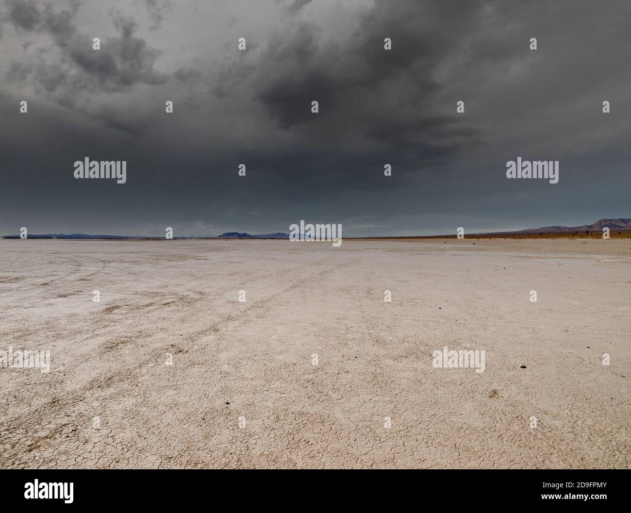 El Mirage Mojave Wüste trockenen See Bett in Südkalifornien mit stürmischen Himmel. Stockfoto