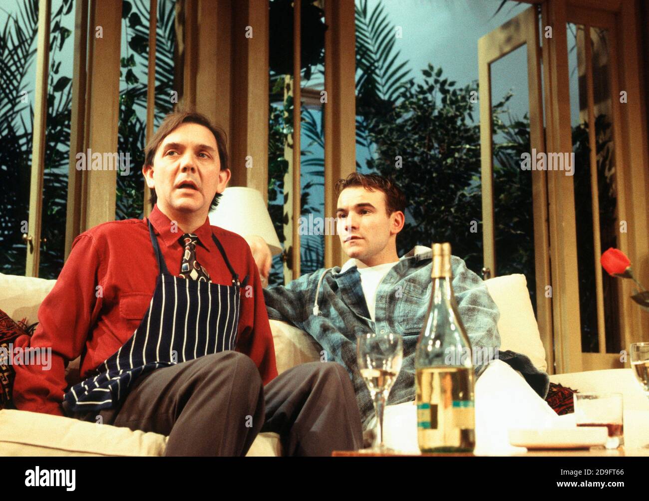 l-r: David Bamber (Guy), Joe Duttine (Eric) in MY NIGHT WITH REG von Kevin Elyot im Criterion Theatre, London SW1 21/11/1994 Design: William Dudley Beleuchtung: Jon Linstrum Regie: Roger Michell Stockfoto