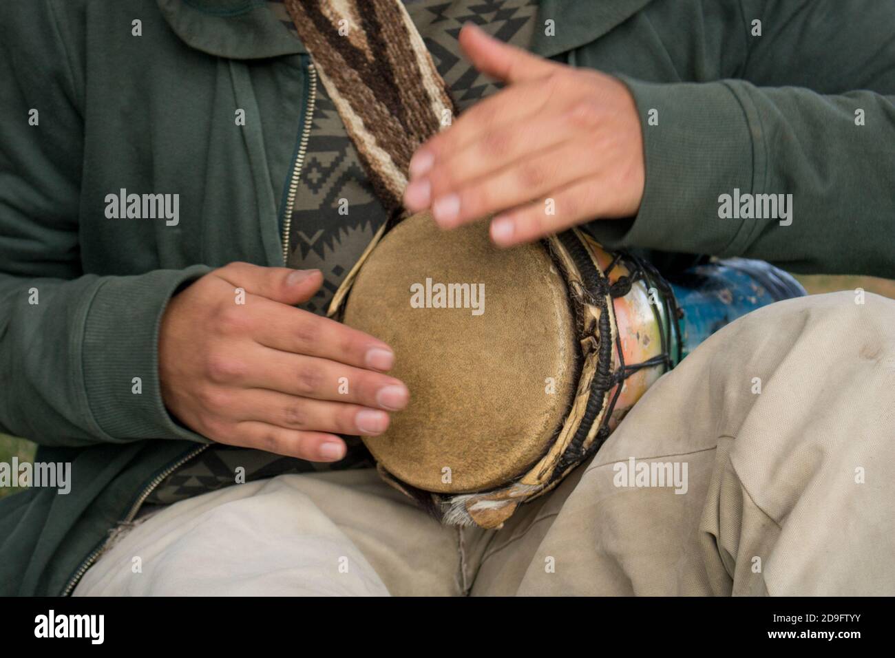 Nahaufnahme eines Musikers, der das Pokaltrommel-Musical spielt Gerät Stockfoto