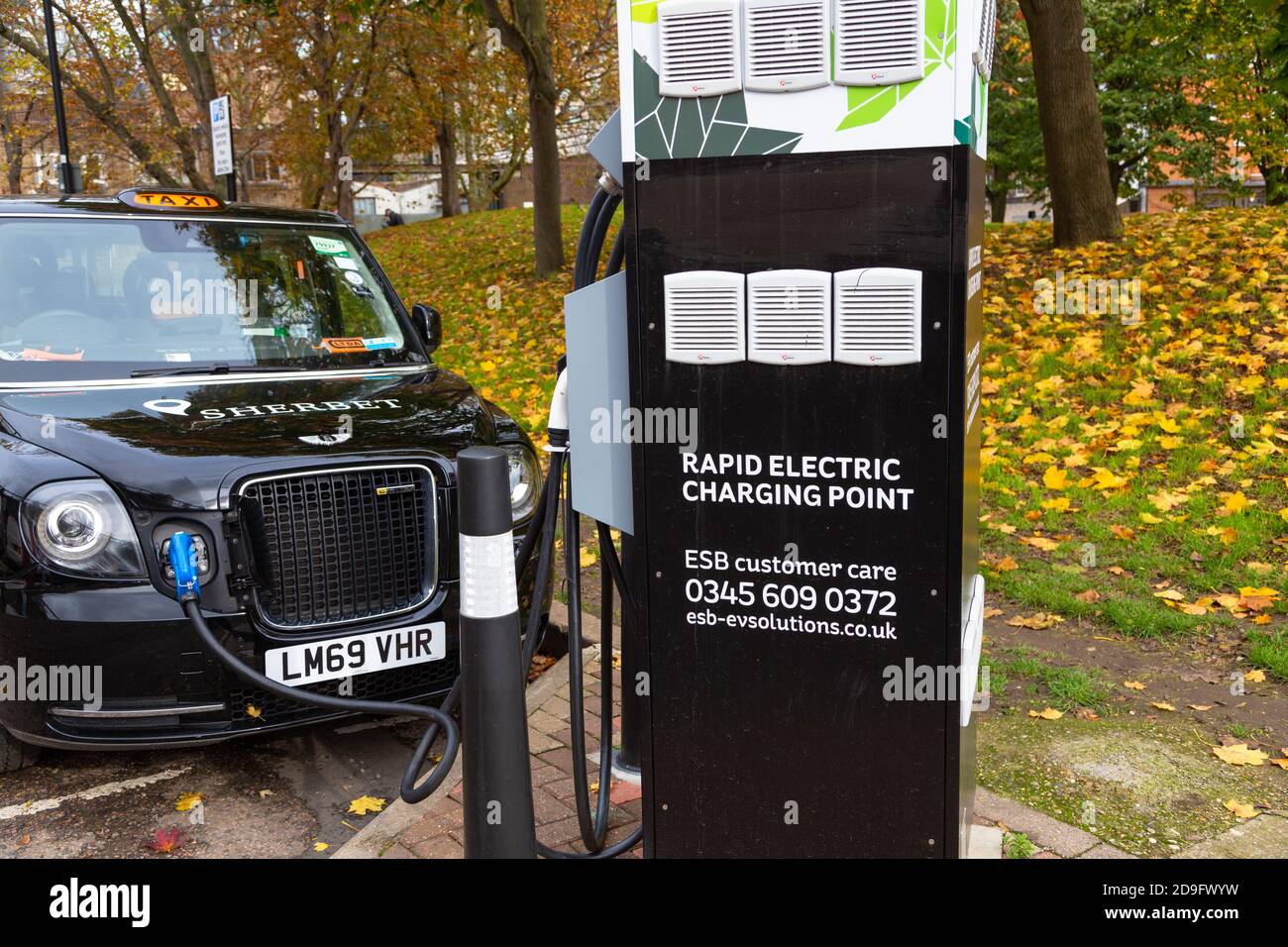 Schnelle elektrische Ladestation, london Taxi wird aufgeladen, vauxhall, london, großbritannien Stockfoto