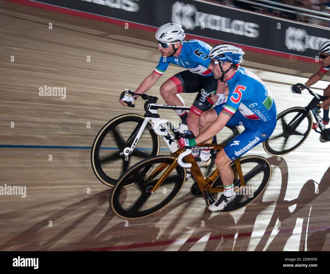 Elia Viviani und Simone Consonni. Die Fahrer nahmen an der Six Day Track Championship im Lee Valley Velodrome, London, Teil Stockfoto