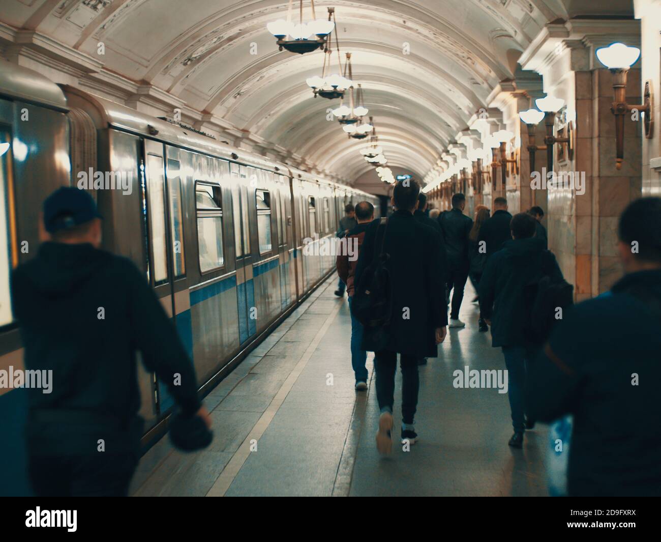 Die Bürger beeilen sich zur Arbeit. Leute in der Rush Hour beeilen sich über ihr Geschäft. Die Leute nehmen die U-Bahn nach Hause Stockfoto