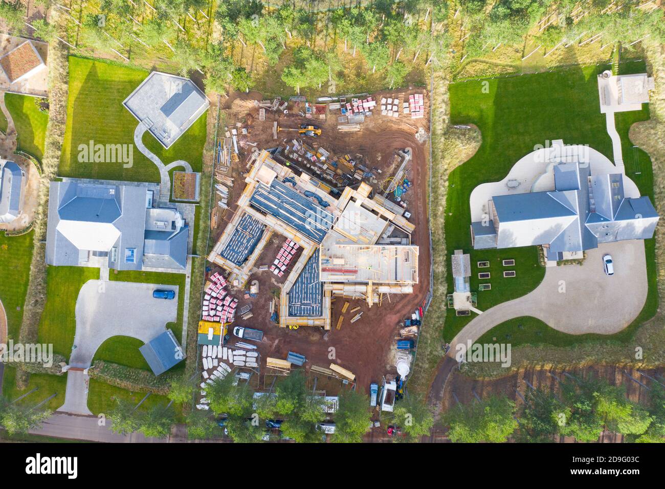 Luftaufnahme des Baus eines großen modernen Luxushauses am Wasser am Archerfield Estate in East Lothian, Schottland, Großbritannien Stockfoto