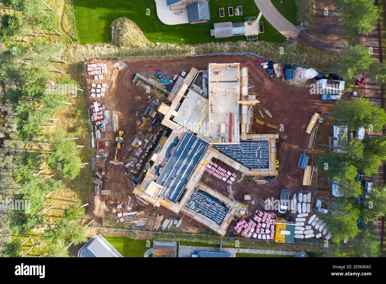 Luftaufnahme des Baus eines großen modernen Luxushauses am Wasser am Archerfield Estate in East Lothian, Schottland, Großbritannien Stockfoto