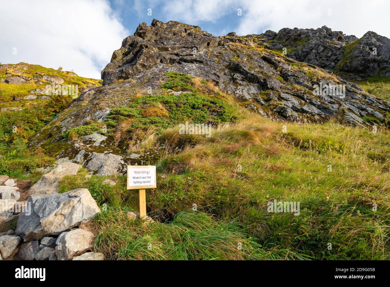 Board-Info für Touristen: Achtung! Achten Sie auf fallende Felsen! Bis Reinebringen, reine, Lofoten, Norwegen Stockfoto