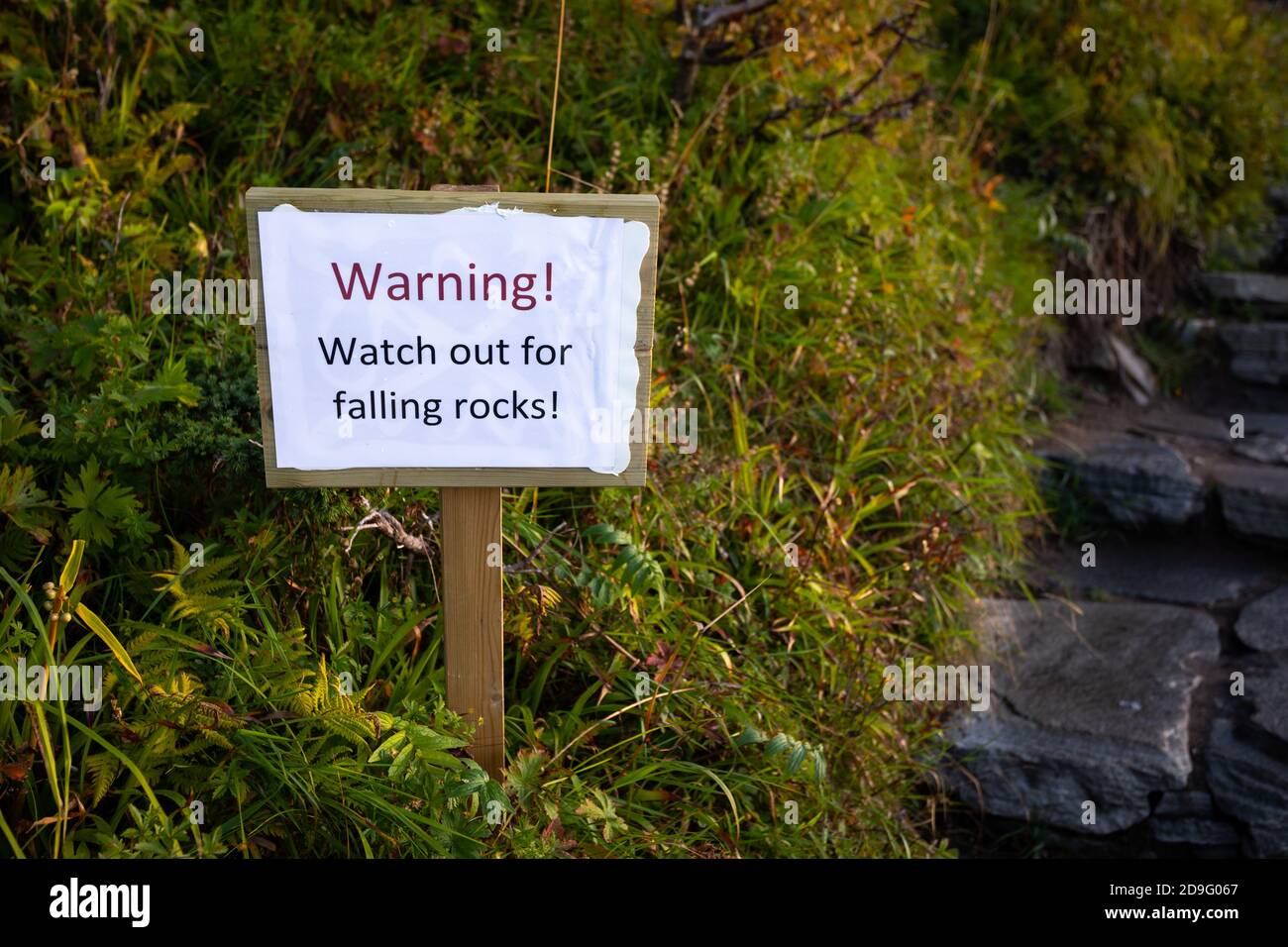 Board-Info für Touristen: Achtung! Achten Sie auf fallende Felsen! Bis Reinebringen, reine, Lofoten, Norwegen Stockfoto
