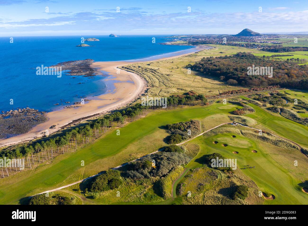 Luftaufnahme des Fidra Links Golfplatzes am Archerfield Links Golfclub und Yellowcraigs Beach in East Lothian, Schottland, Großbritannien Stockfoto