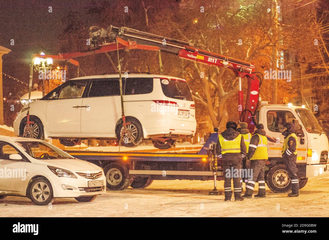 Tscheljabinsk, Russland, 31. Dezember 2019, die Polizei evakuieren einen Pkw auf der Straße der Stadt Stockfoto