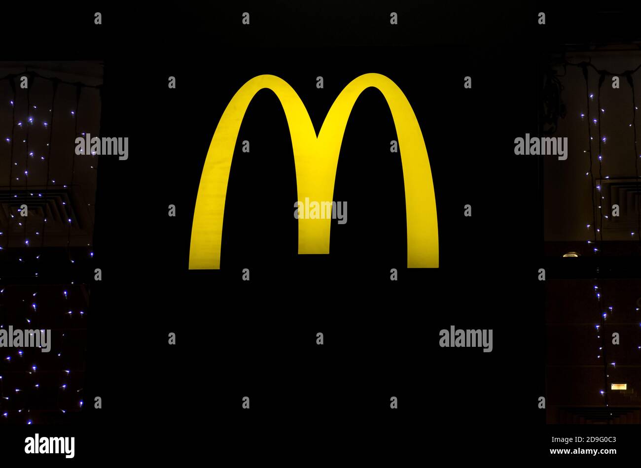 Tscheljabinsk, Russland, 31. Dezember 2019, leuchtendes McDonald's-Logo auf schwarzem Hintergrund Stockfoto