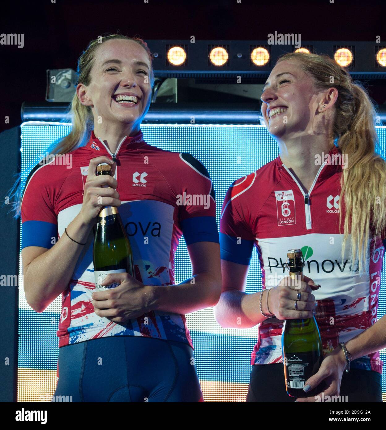 Elinor Barker und Laura Kenny kommen beim Six Day London an zweiter Stelle. Die Fahrer nahmen an der Six Day Track Championship im Lee Valley Velodrome, London, Teil Stockfoto