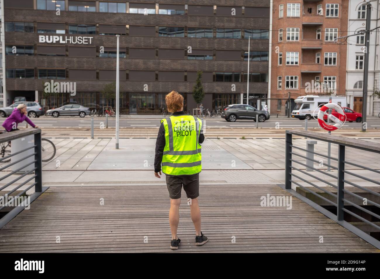 Junge Männer tragen eine Weste oder Jacke mit Drone Pilot Schild in Aarhus, Dänemark Stockfoto