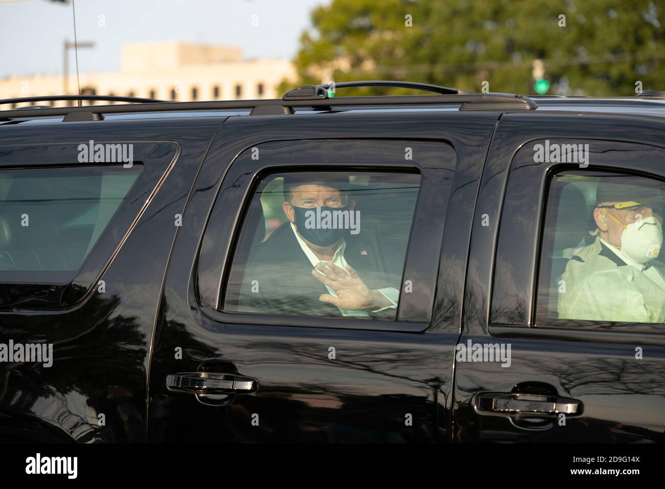 US-Präsident Donald Trump begrüßt Unterstützer von A, als sie sich am 4. Oktober 2020 vor dem Walter Reed Medical Center in Bethesda, Maryland, versammelten. - US-Präsident Donald Trump hat sich "weiter verbessert", da er wegen Covid-19 behandelt wird, sagten seine Ärzte am 4. Oktober 2020, als er enthüllte, dass er bereits am 5. Oktober 2020 entlassen werden könnte. Sein medizinisches Team sagte, dass seine Sauerstoffwerte in den letzten Tagen zweimal kurz gesunken waren und er mit Steroiden behandelt wird, aber sie gaben eine optimistische Einschätzung der Gesundheit und der Aussichten des 74-jährigen Präsidenten. Quelle: Alex Edelman/The Photo Access Stockfoto