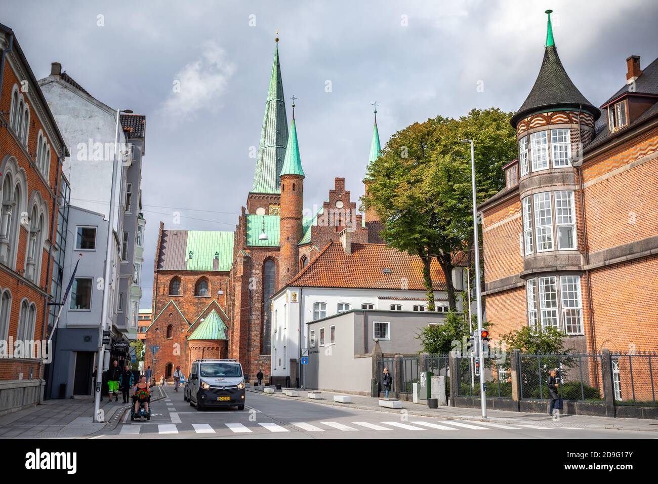 Aarhus Straßen mit Aarhus Kathedrale im Hintergrund, Dänemark Stockfoto