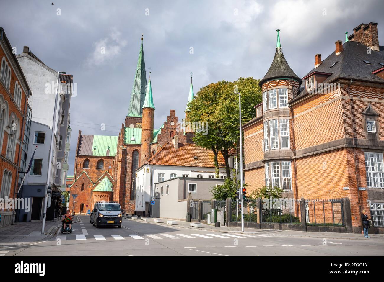 Aarhus Straßen mit Aarhus Kathedrale im Hintergrund, Dänemark Stockfoto