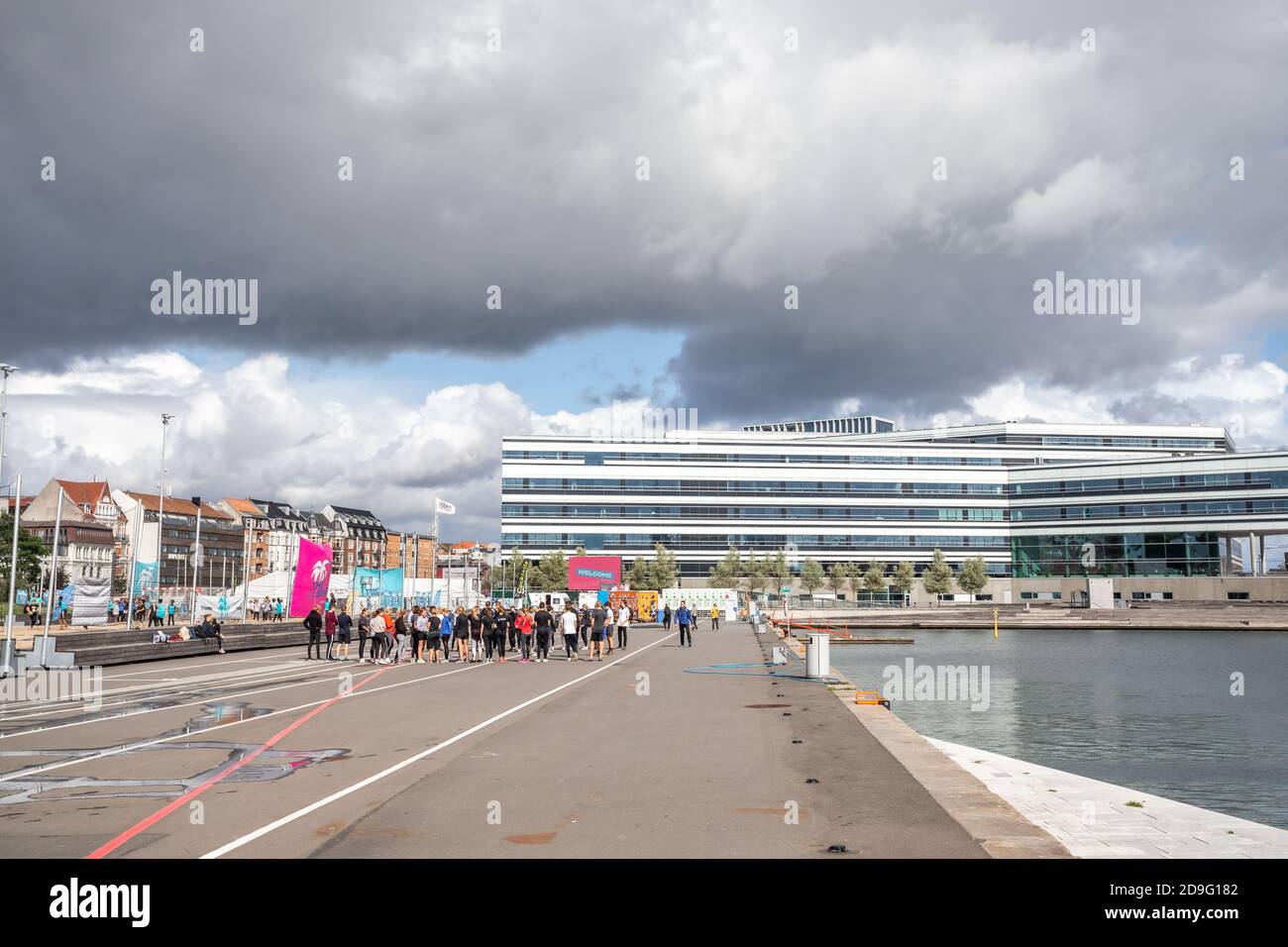 Schüler der Sportklasse, die Sprints in der Nähe von Maskinmesterskole, School of Marine and Technical Engineering in Aarhus, Dänemark, machen Stockfoto