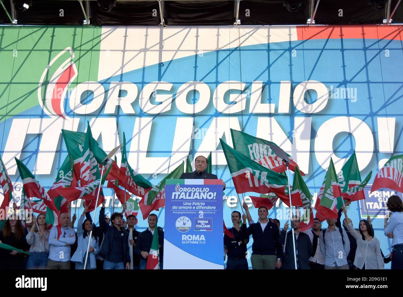 19. Oktober 2019, Rom, Italien: Silvio Berlusconi, Parteivorsitzender der Forza Italia, auf der Bühne, während der Veranstaltung "Italian Pride" auf der Piazza San Giovanni, an der die italienischen rechten Parteien Lega, Fratelli d'Italia und Forza Italia teilnehmen. (Bild: © Vincenzo Nuzzolese/SOPA Images via ZUMA Wire) Stockfoto