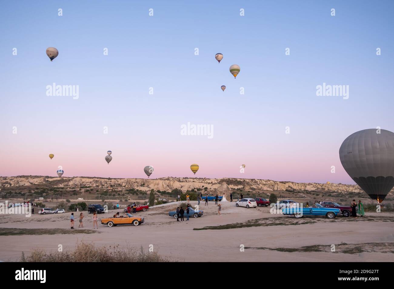 Goreme, Kappadokien/ Türkei - 29. September 2019: Die berühmten Heißluftballons von Kappadokien starten zu einem weiteren Morgenflug; Kappadokien, Türkei Stockfoto