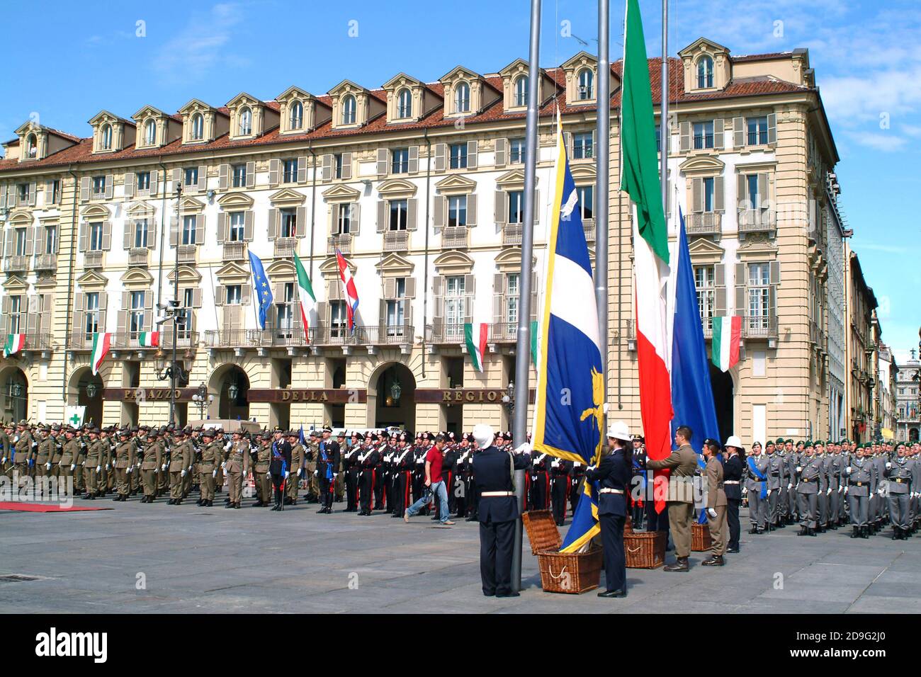 Turin, Piemont, Italien - 06/02/2007 - Tag Der Italienischen Republik. Die Flaggenanhebung mit Streitkräften. Stockfoto