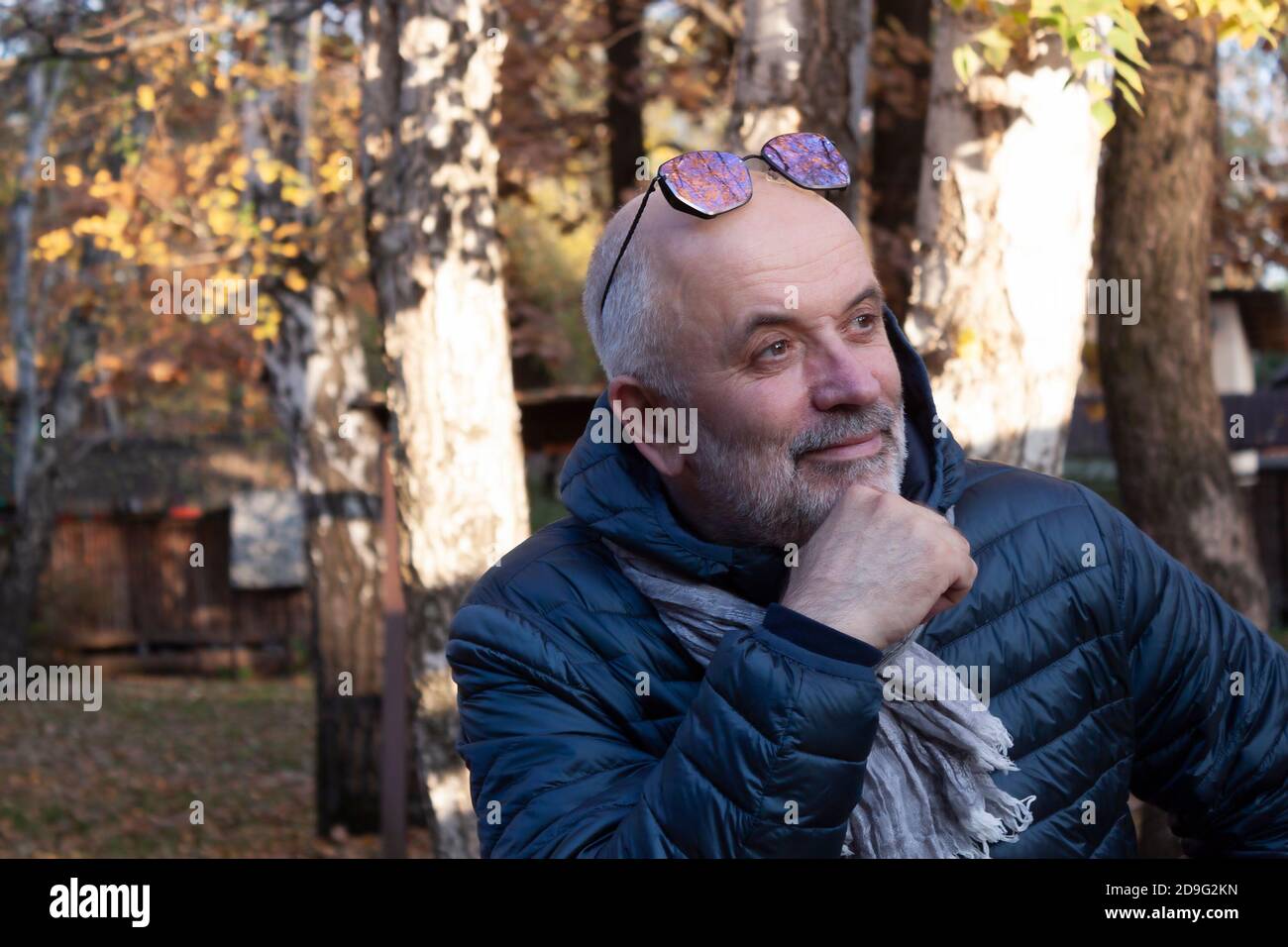 Reifer Mann mit Bart Blick zur Seite im Herbst parken Stockfoto