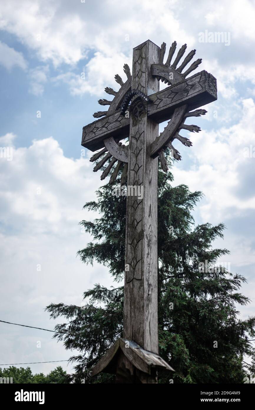 Altes Holzkreuz mit Holzschnitzereien. Stockfoto