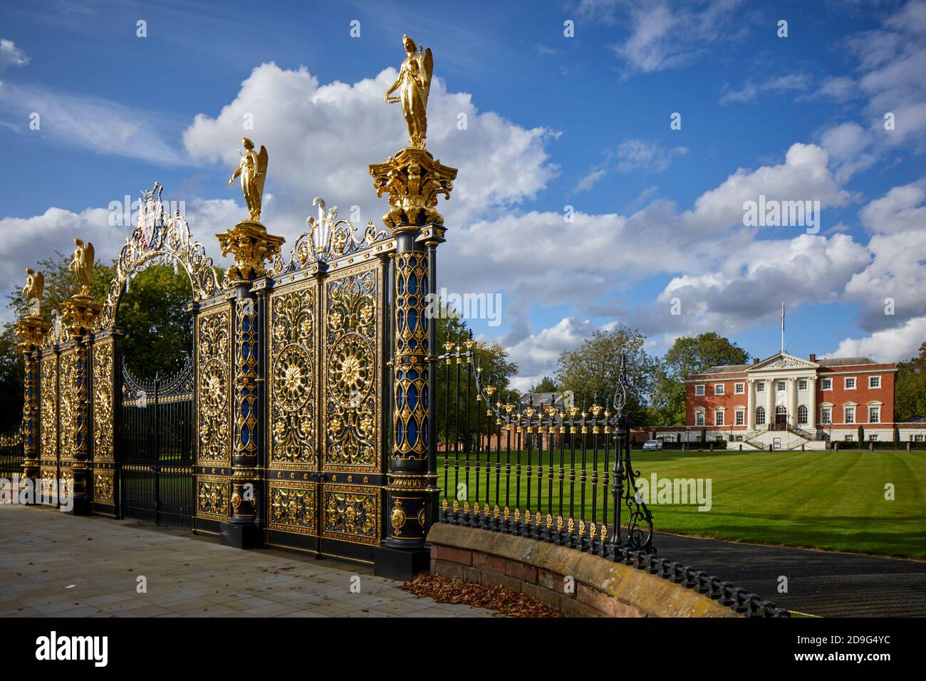 Warrington Town Hall ursprünglich Bank Hall, Cheshire, gusseiserne Parktore, Piers und dazugehörige Lampen sind in der Klasse II* gelistet Stockfoto