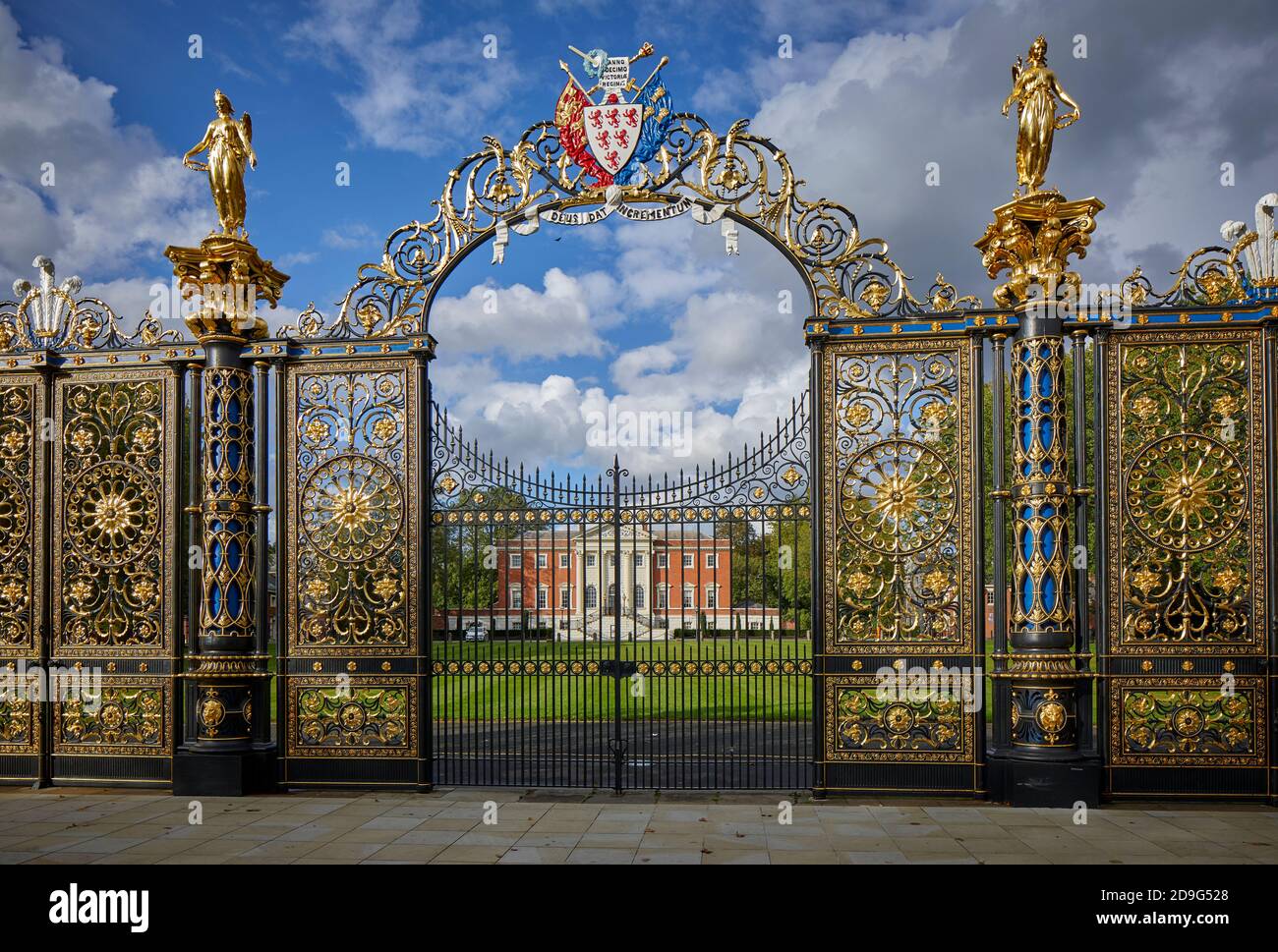 Warrington Town Hall ursprünglich Bank Hall, Cheshire, gusseiserne Parktore, Piers und dazugehörige Lampen sind in der Klasse II* gelistet Stockfoto