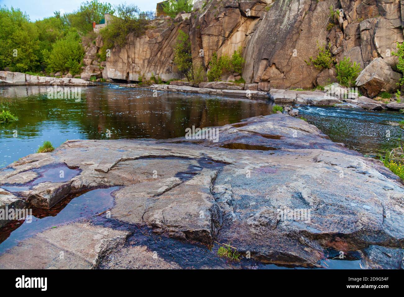 Boguslavsky Granit Canyon, Ukraine. Schneller Fluss des Flusses Ros in der Nähe von Granitfelsen. Sehenswürdigkeiten und Natur der Ukraine. Stockfoto