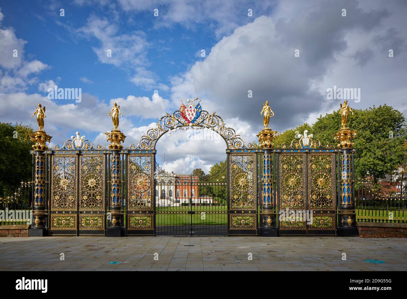 Warrington Town Hall ursprünglich Bank Hall, Cheshire, gusseiserne Parktore, Piers und dazugehörige Lampen sind in der Klasse II* gelistet Stockfoto