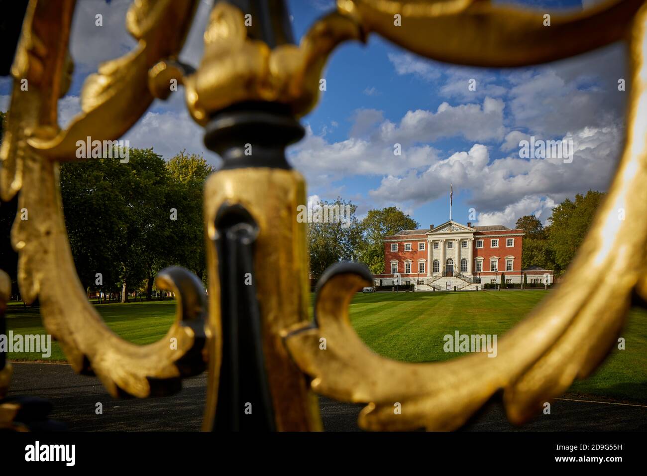 Warrington Town Hall ursprünglich Bank Hall, Cheshire, gusseiserne Parktore, Piers und dazugehörige Lampen sind in der Klasse II* gelistet Stockfoto