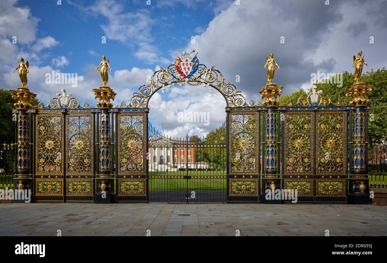 Warrington Town Hall ursprünglich Bank Hall, Cheshire, gusseiserne Parktore, Piers und dazugehörige Lampen sind in der Klasse II* gelistet Stockfoto