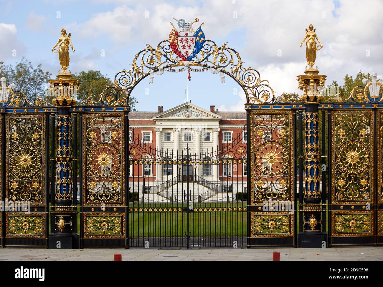 Warrington Town Hall ursprünglich Bank Hall, Cheshire, gusseiserne Parktore, Piers und dazugehörige Lampen sind in der Klasse II* gelistet Stockfoto