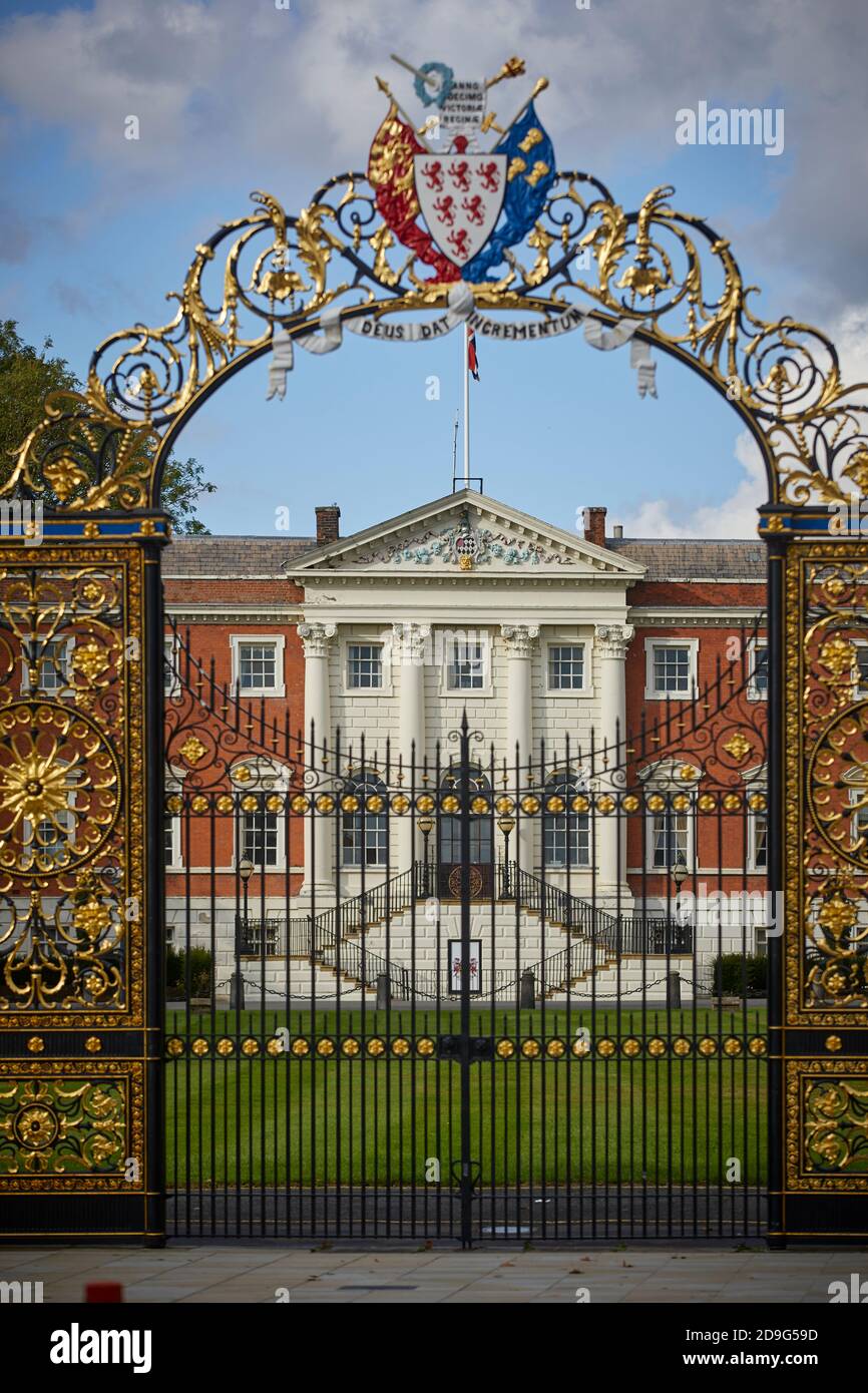 Warrington Town Hall ursprünglich Bank Hall, Cheshire, gusseiserne Parktore, Piers und dazugehörige Lampen sind in der Klasse II* gelistet Stockfoto